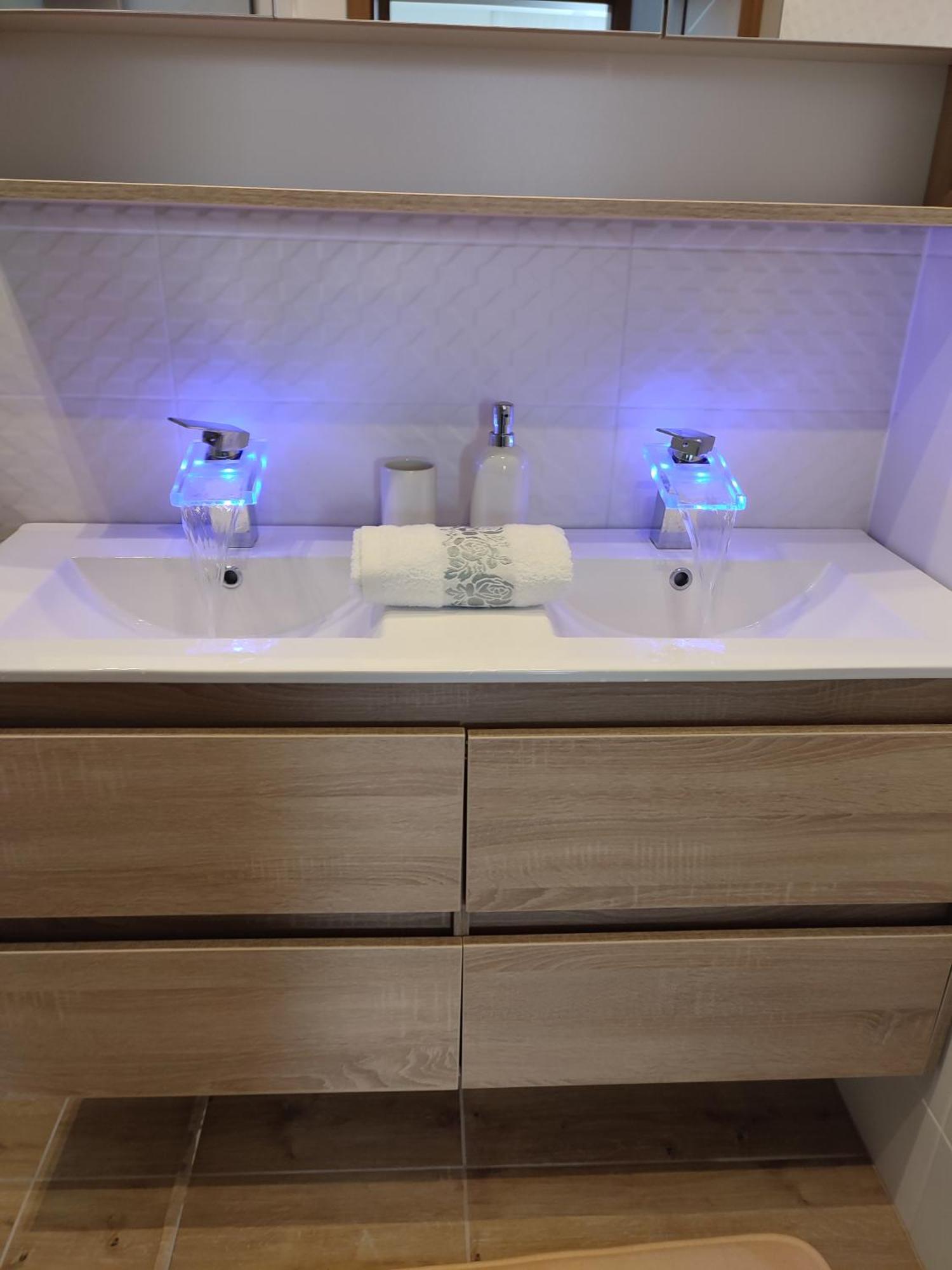 Gamma Apartmanok Es Jakuzzi Miskolc Rom bilde